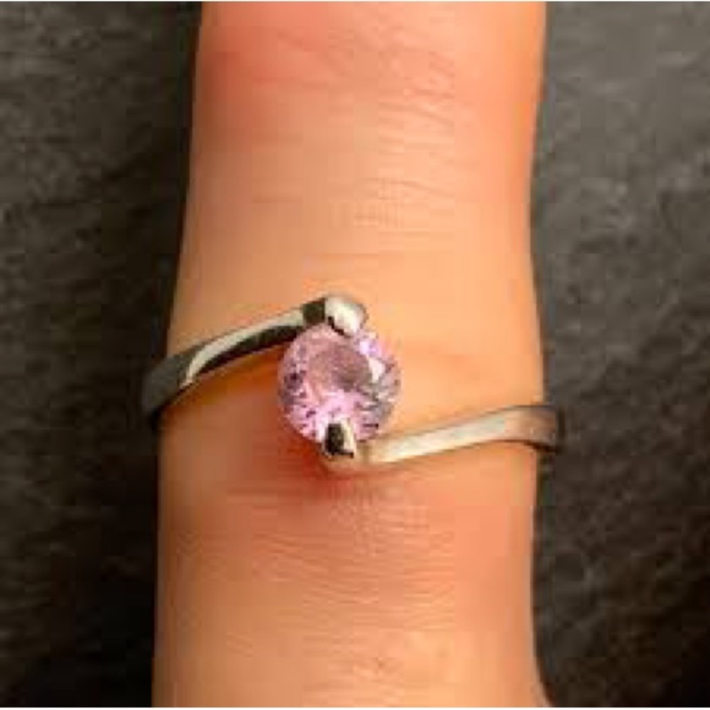Chic Silver Ring with Pink Gemstone